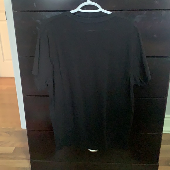Guess tshirt, size XL, fits more like an Large - Picture 2 of 3